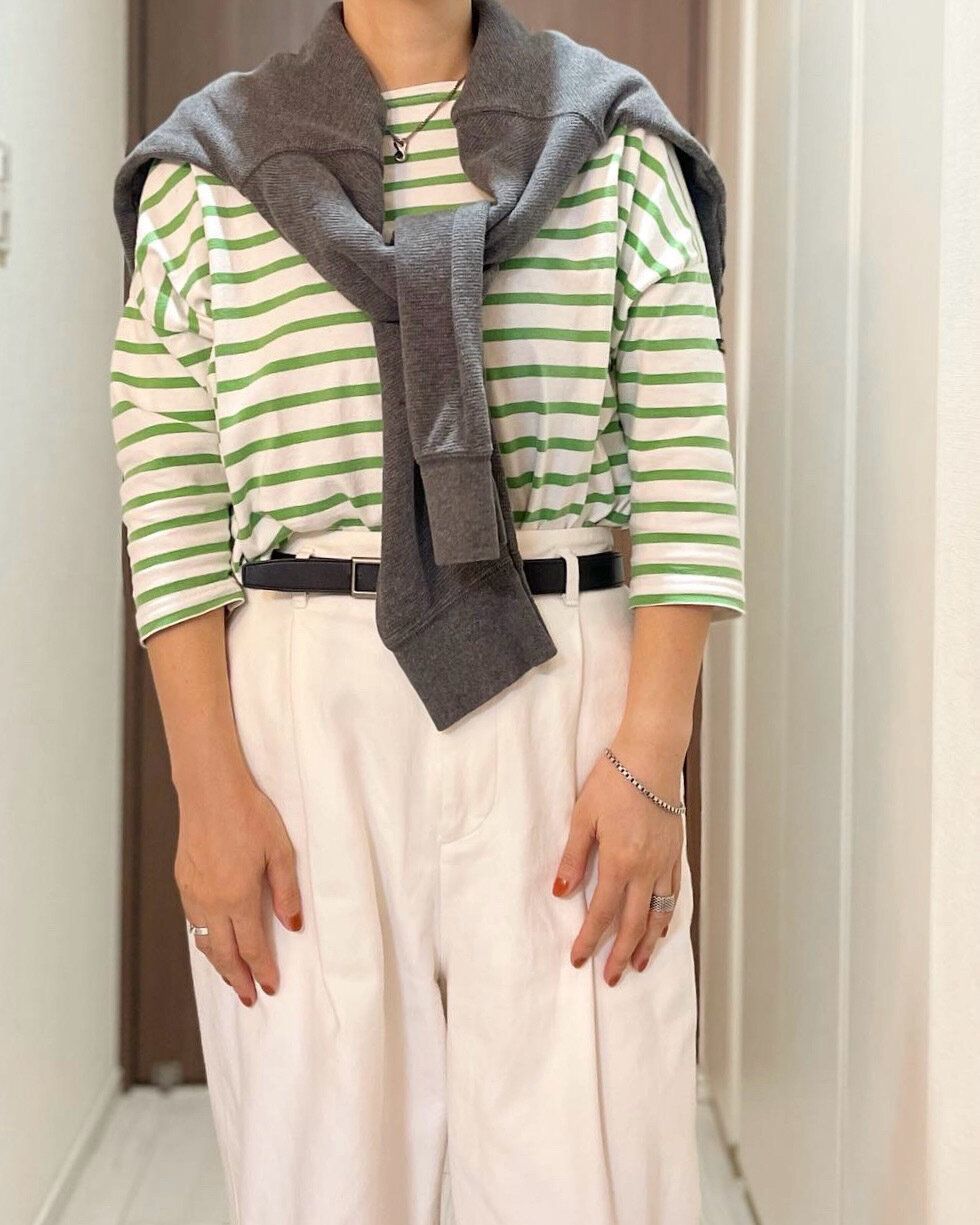 緑ボーダーと白パンツ