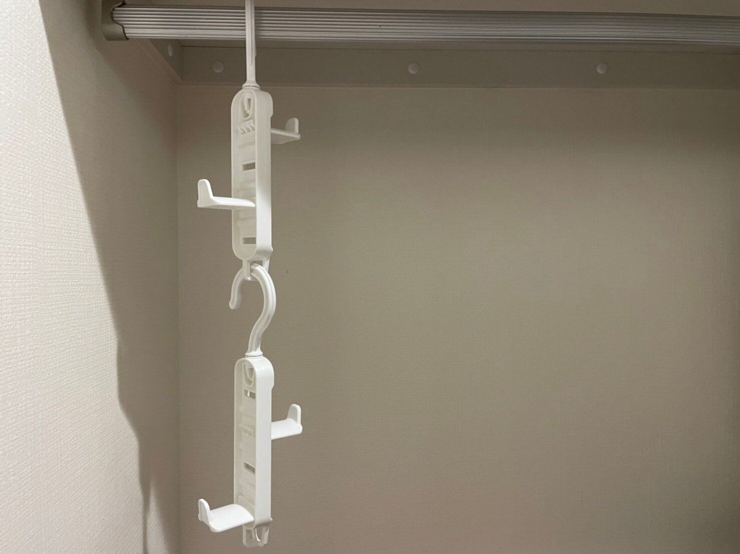 クローゼットが狭い…は効率が悪いだけかも！スペースが「倍になる」収納テク・アイテムを整理収納のプロが紹介