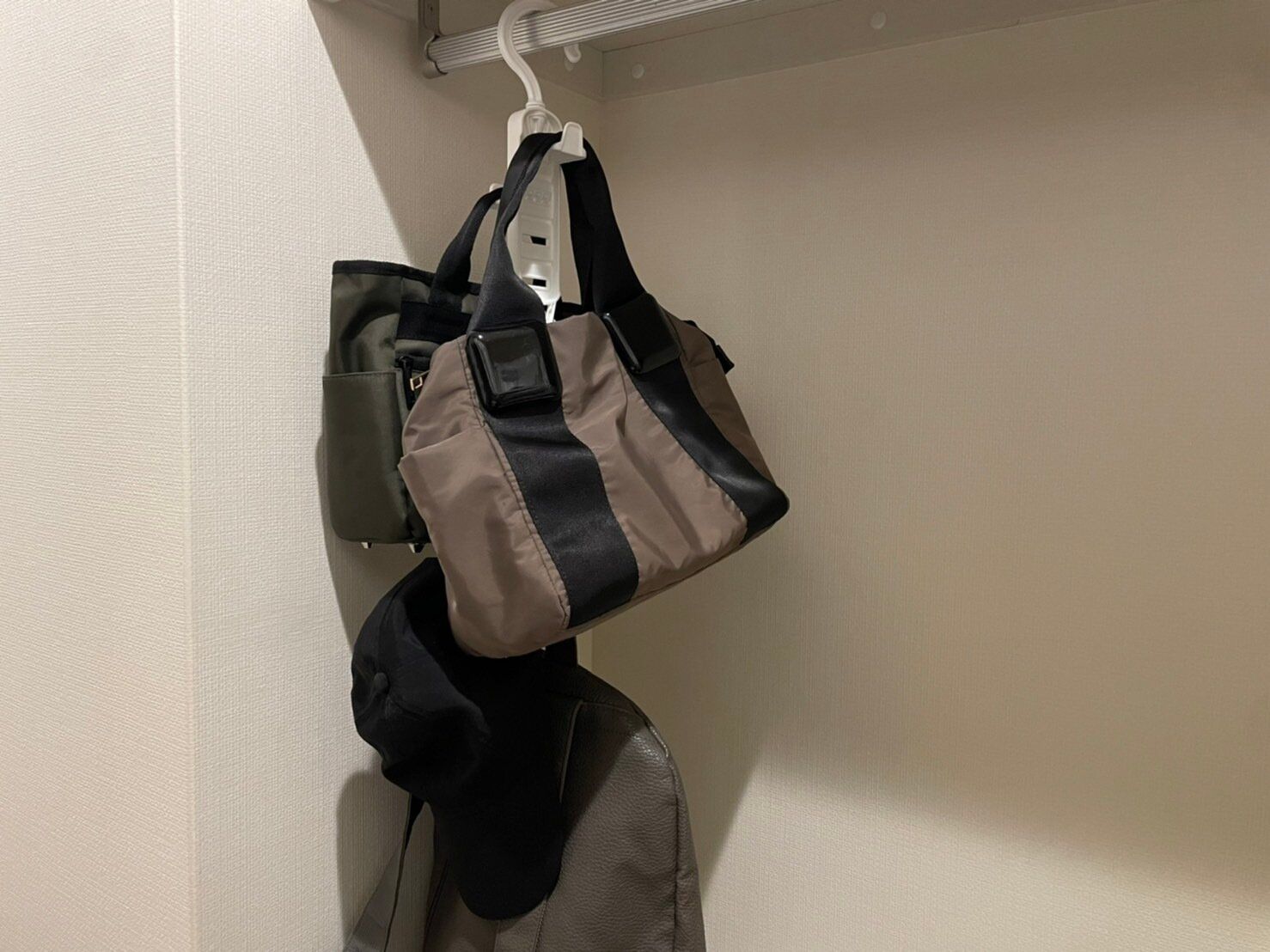 クローゼットが狭い…は効率が悪いだけかも！スペースが「倍になる」収納テク・アイテムを整理収納のプロが紹介