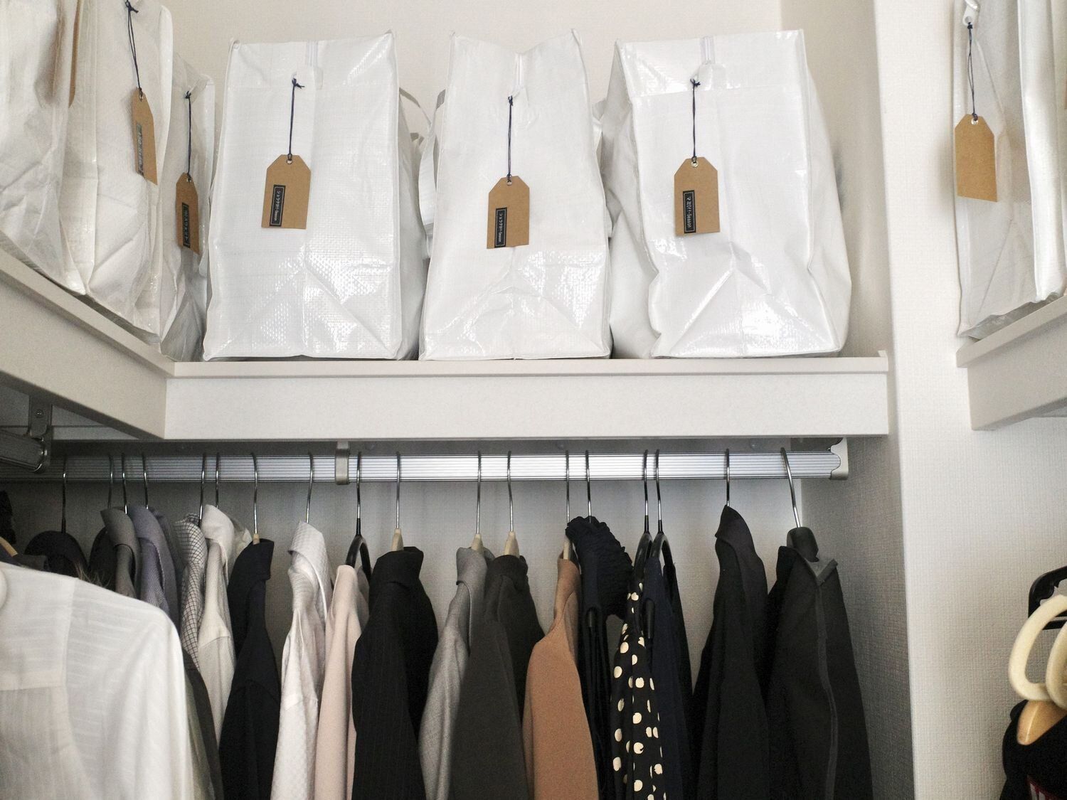 クローゼットが狭い…は効率が悪いだけかも！スペースが「倍になる」収納テク・アイテムを整理収納のプロが紹介