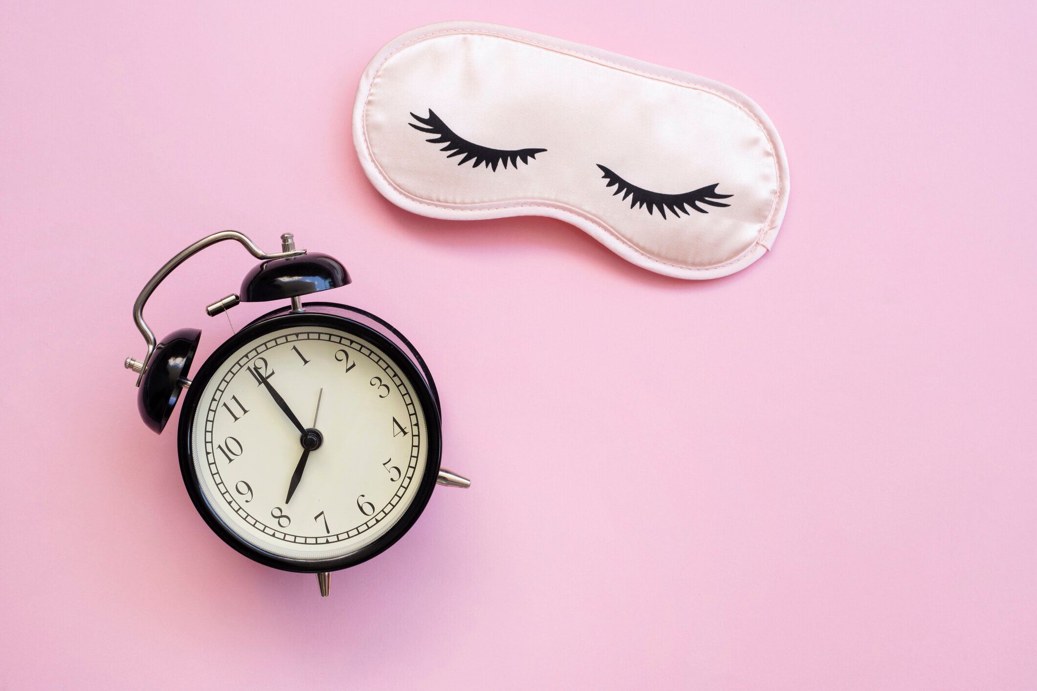 マスク付き健康的な睡眠コンセプト、黒のアラーム