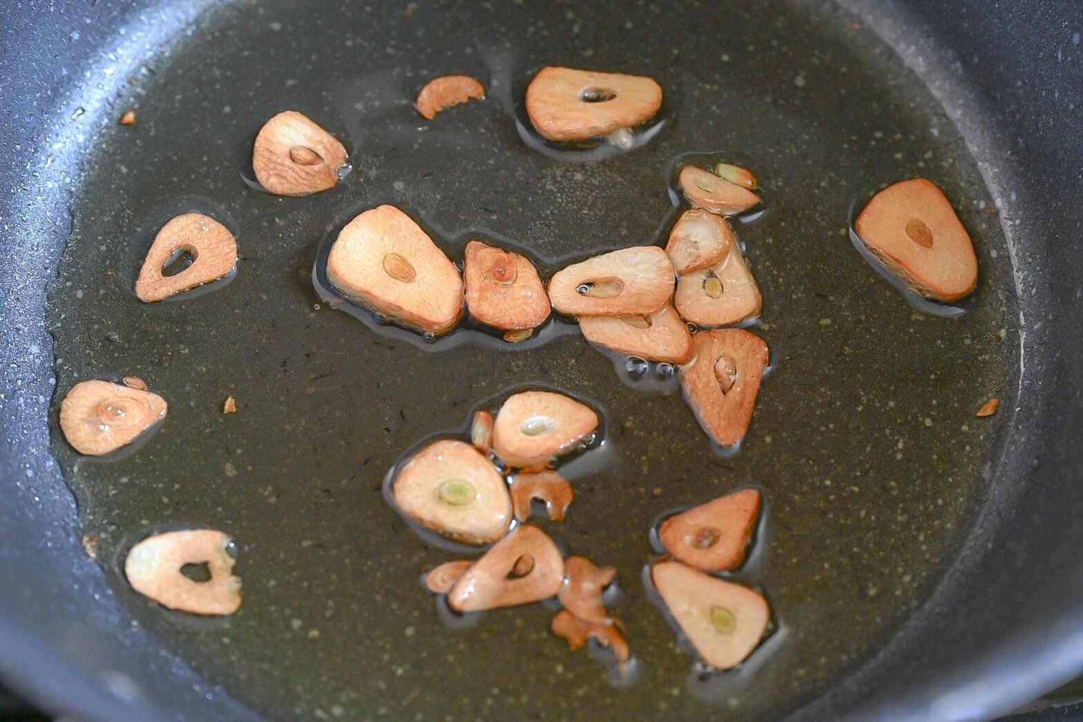 フライパンに入った加熱したにんにく