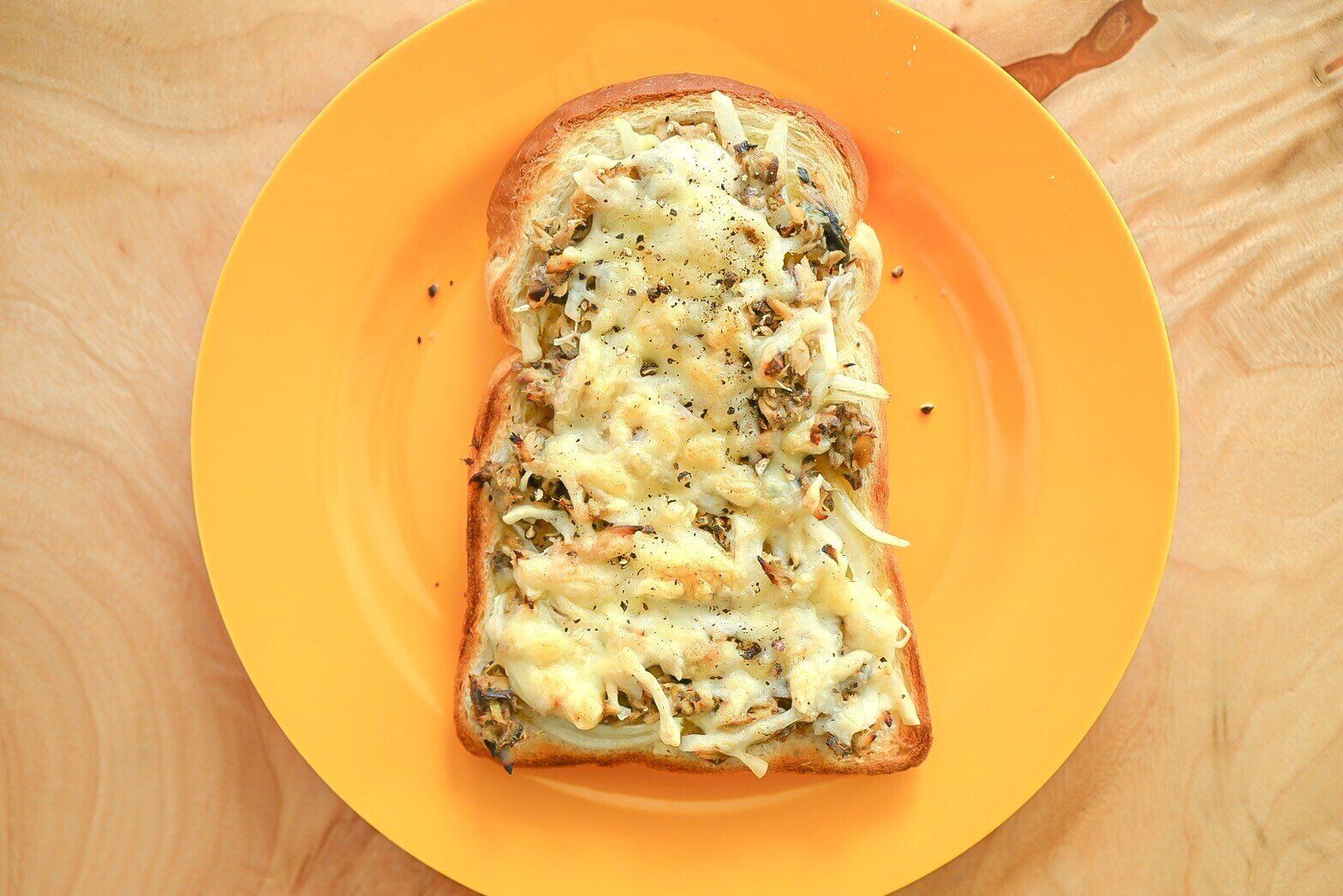 黄色い皿に盛られたサバトースト