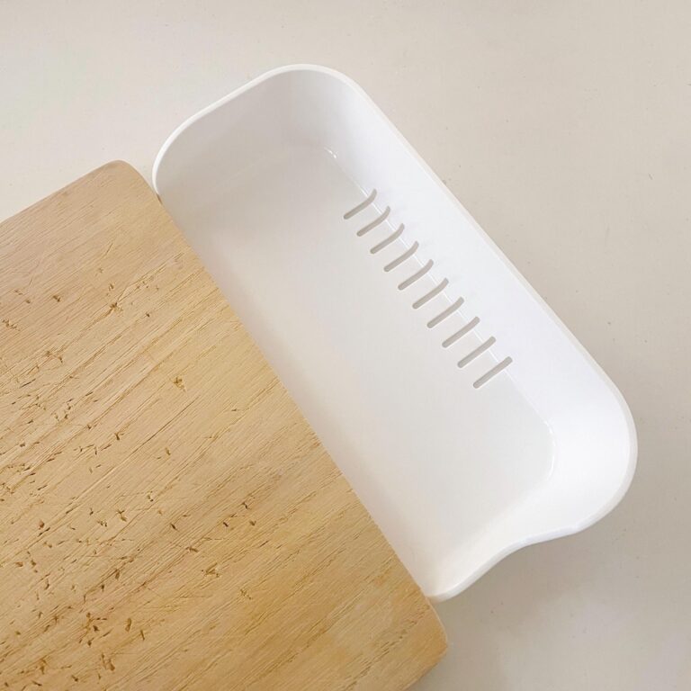 【キャンドゥ】まな板が具材で大渋滞（涙）挿し込むだけで解消！「まな板キャッチャー」