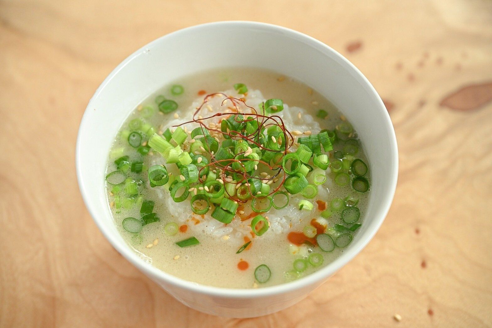 白い器に入ったコムタンクッパ