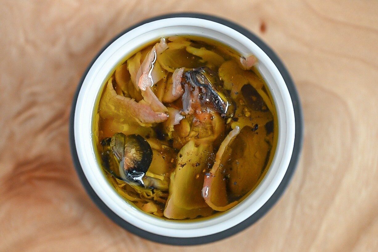 ココットに入った燻製牡蠣と生ハムのオイル煮