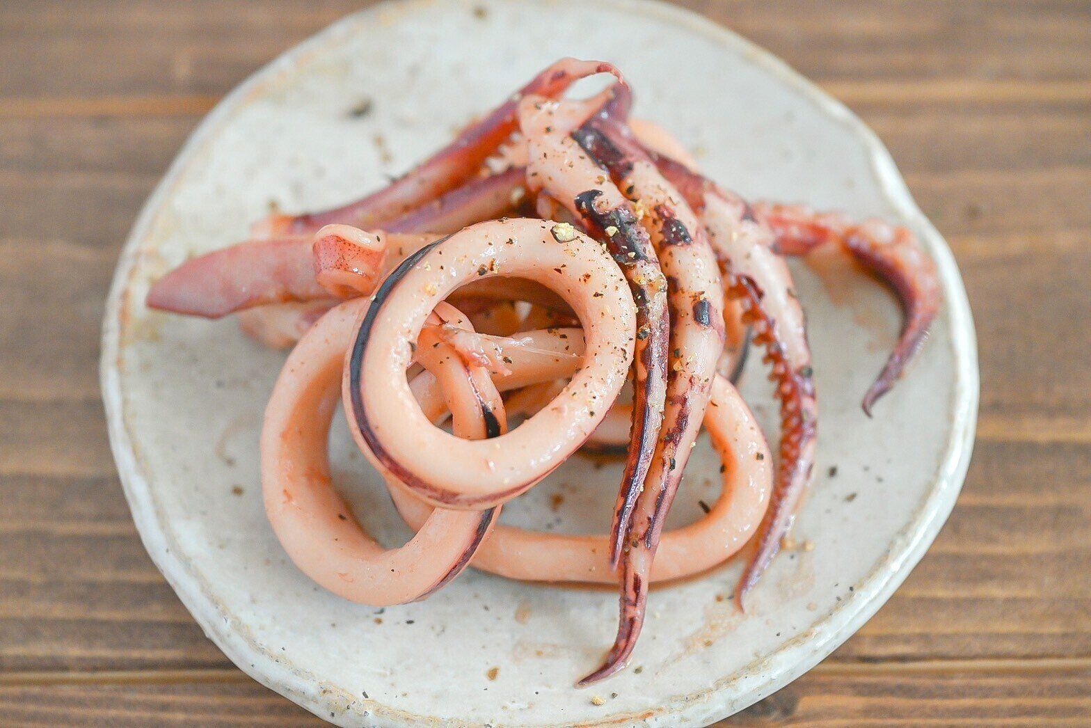 皿に盛られたいかのソテー