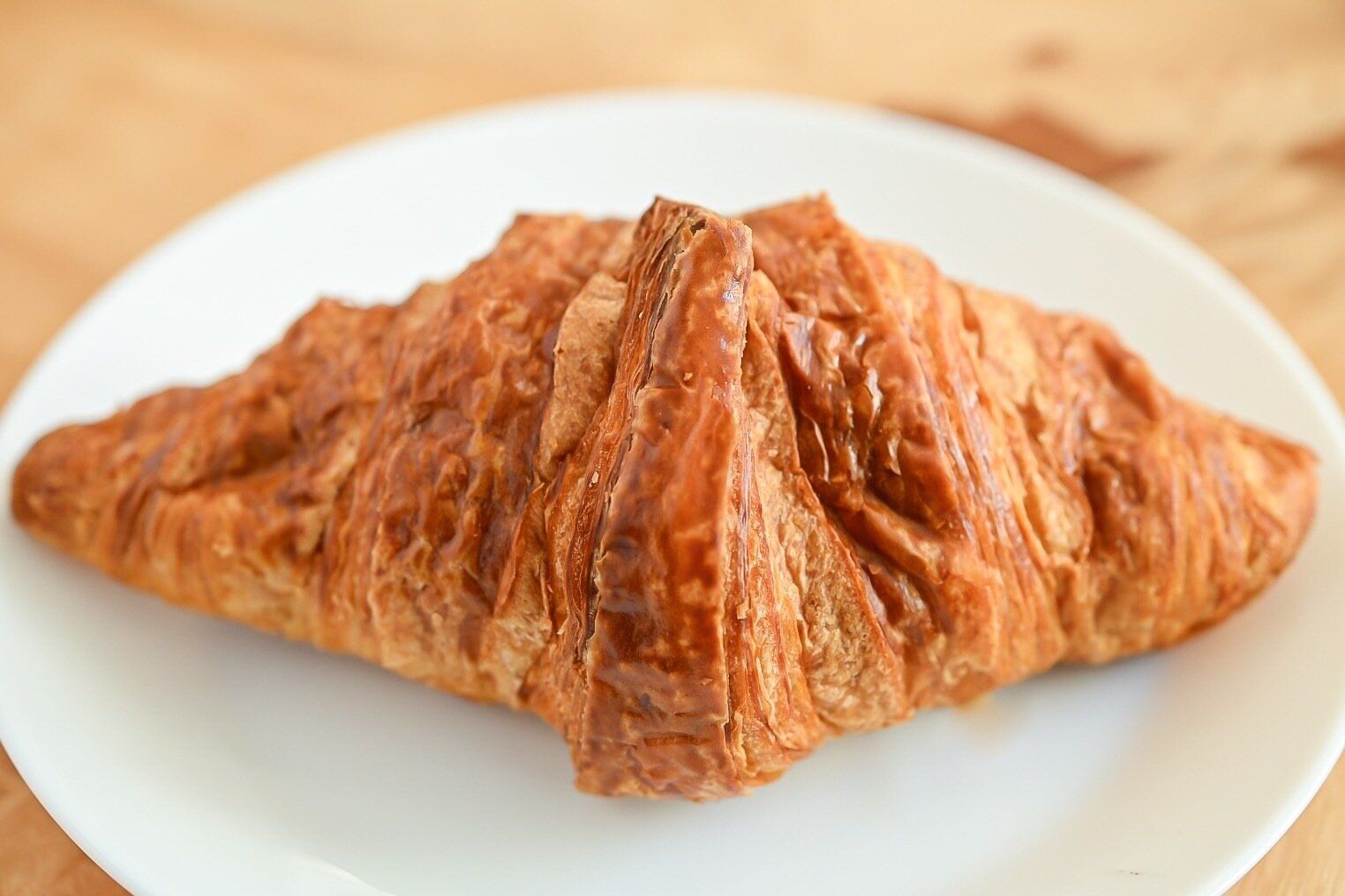 皿にのったクロワッサン