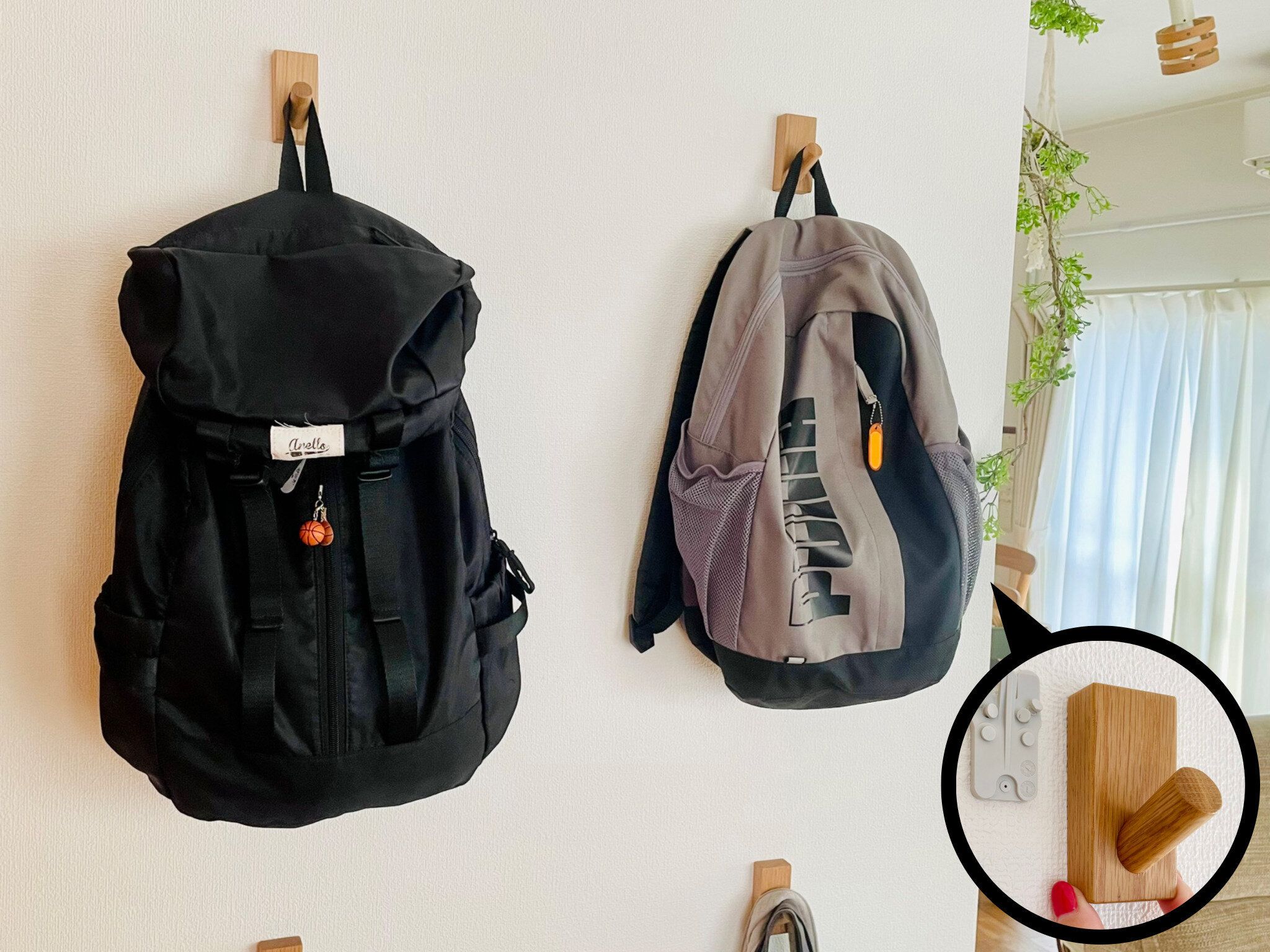 かばん収納に「壁に付けられる家具フック」