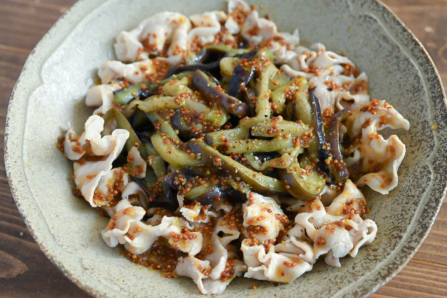 皿に盛られた豚肉となすの粒マスタードマリネ