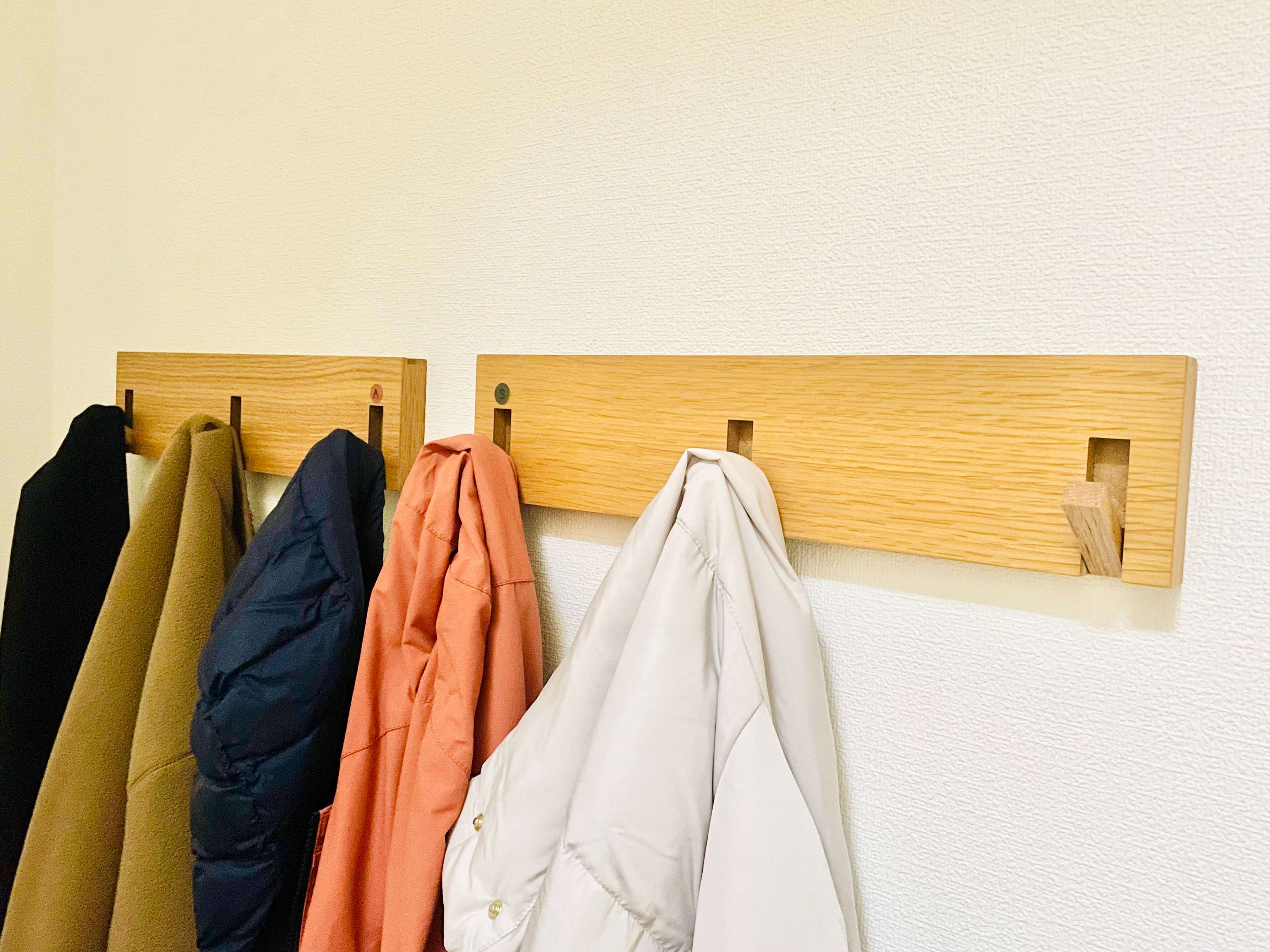 アウター掛けに「壁に付けられる家具3連ハンガー」