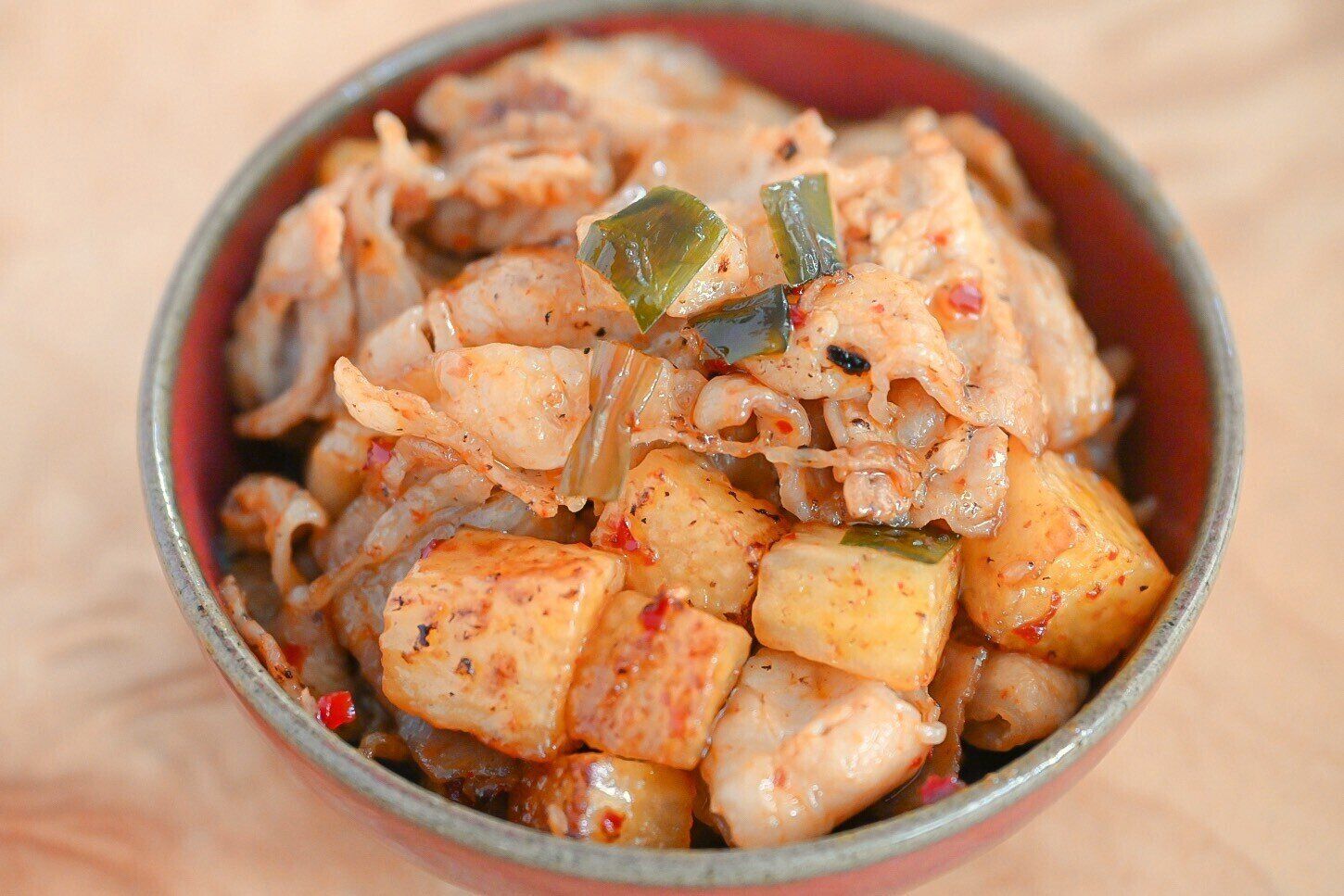 皿に盛られた豚肉と長芋の旨辛炒め