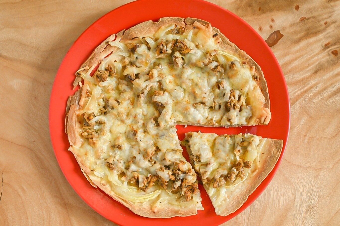 赤い皿に盛られたサバ缶ピザ