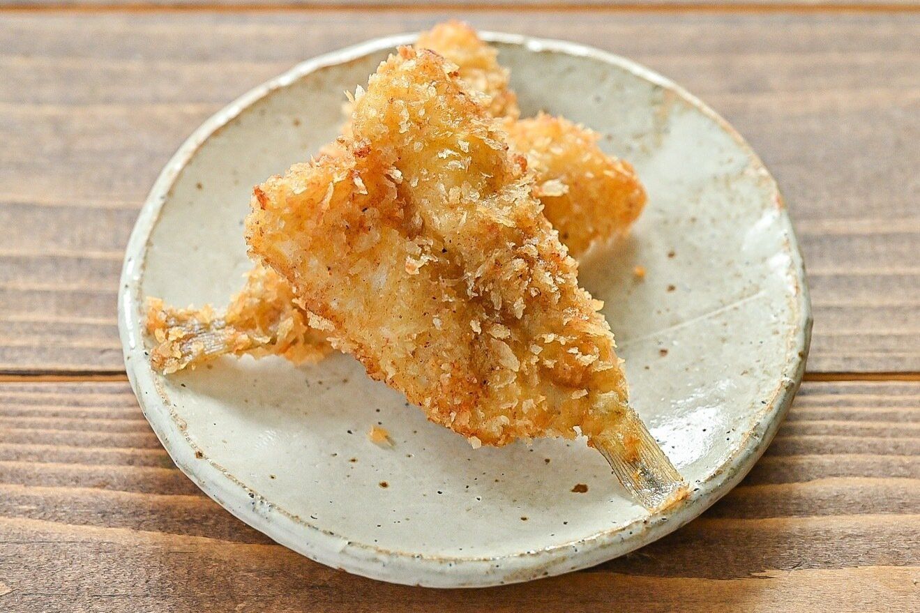 皿に盛られたキスのフライ