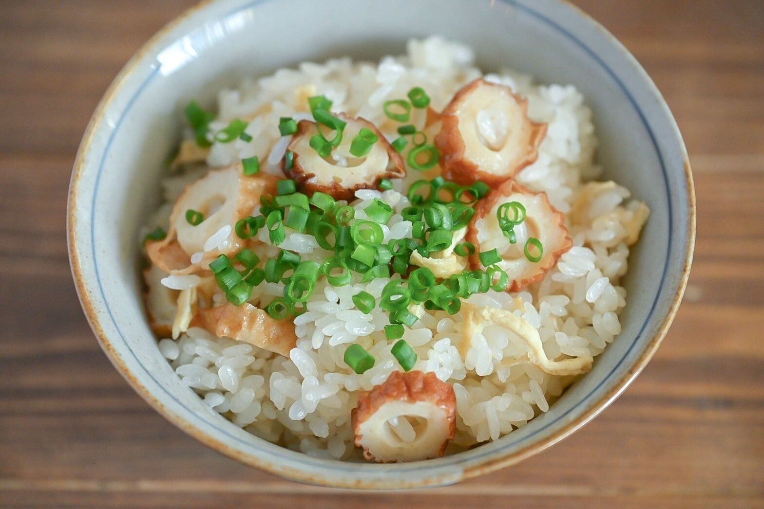 茶碗に盛られた炊き込みごはん