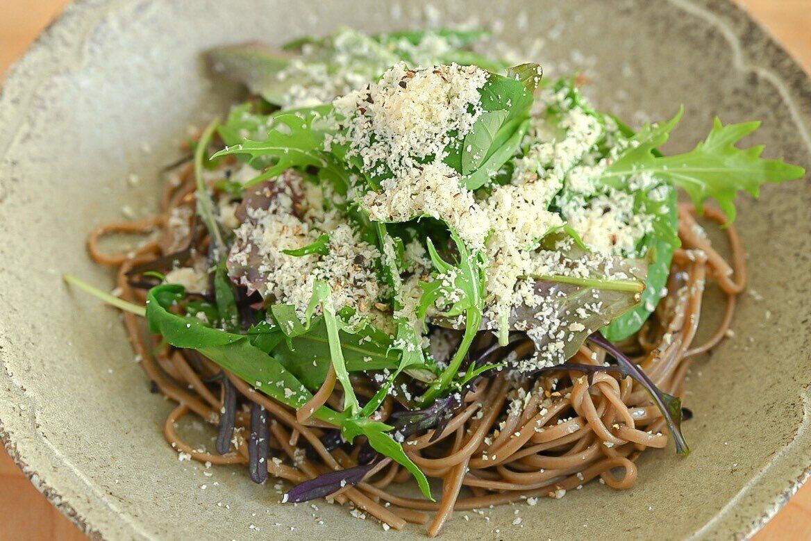 皿に盛られたベビーリーフのそば