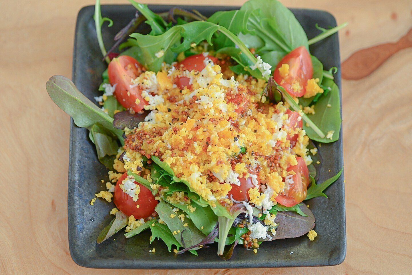 黒い皿に盛られたミモザサラダ