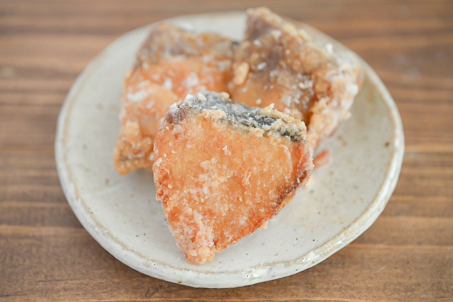 皿に盛られたぶりの唐揚げ