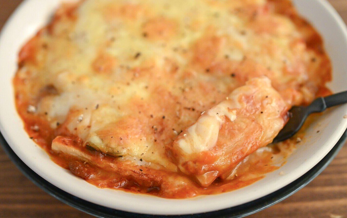 フォークで持ち上げたちくわのラザニア