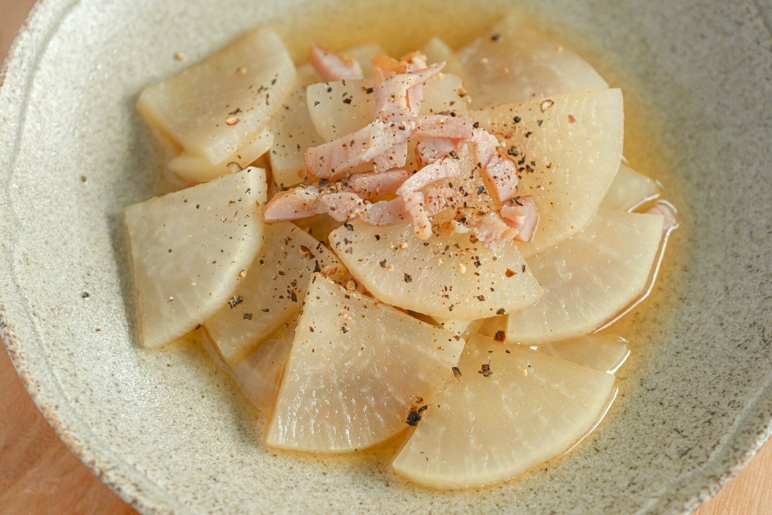 皿に盛られた大根とベーコンの煮びたし