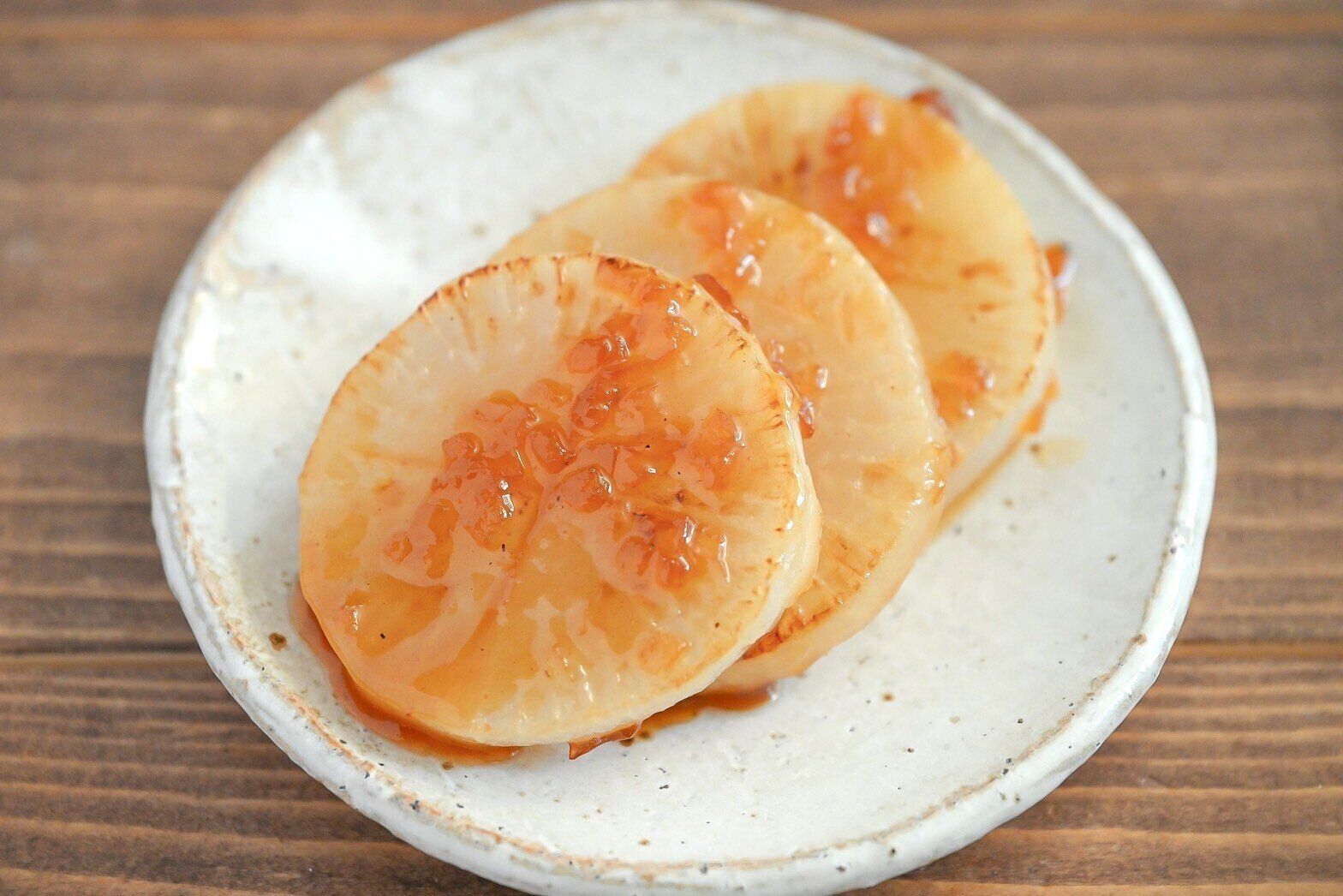 皿に盛られた大根ステーキ