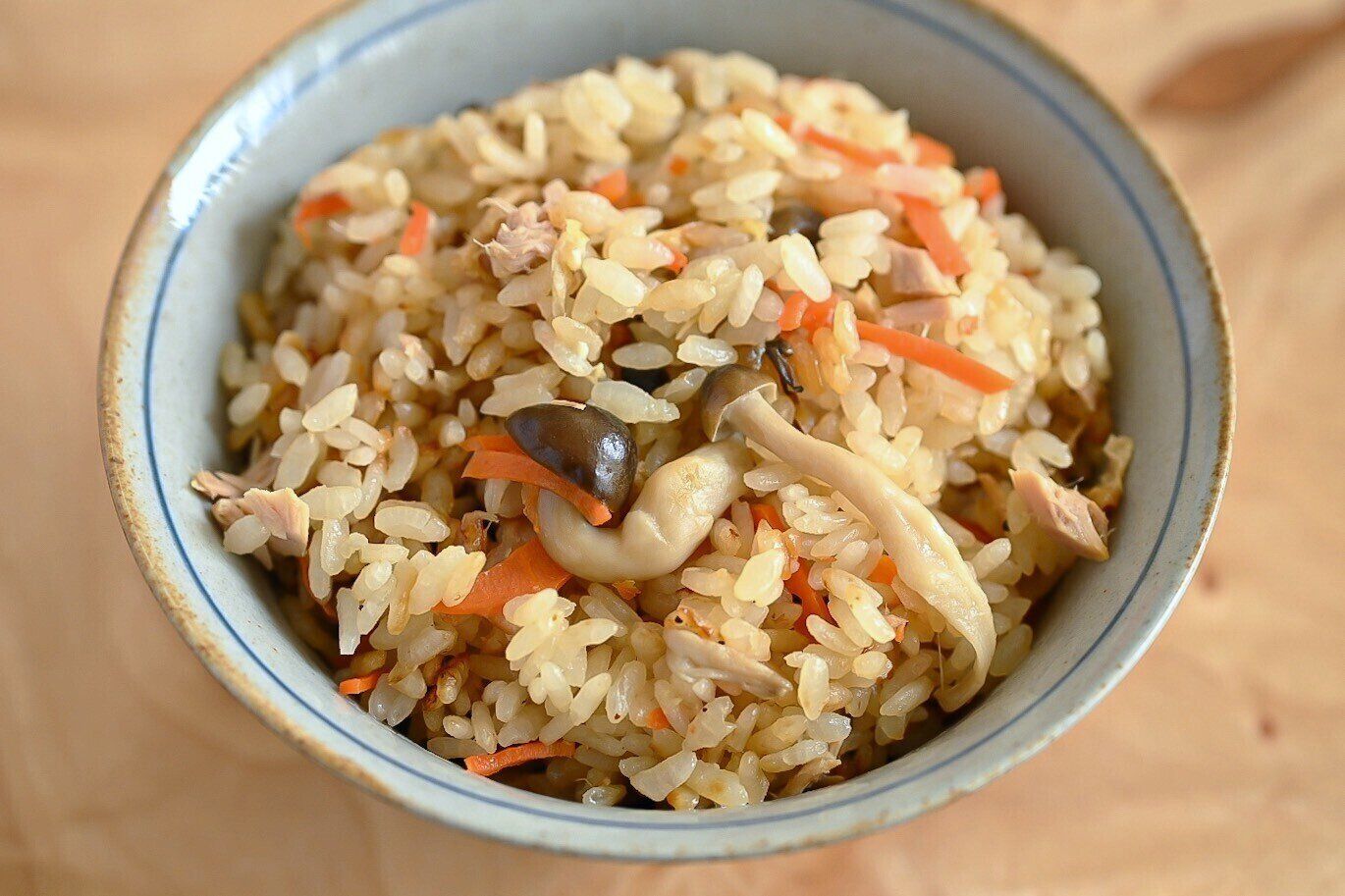 茶碗に盛られた炊き込みごはん