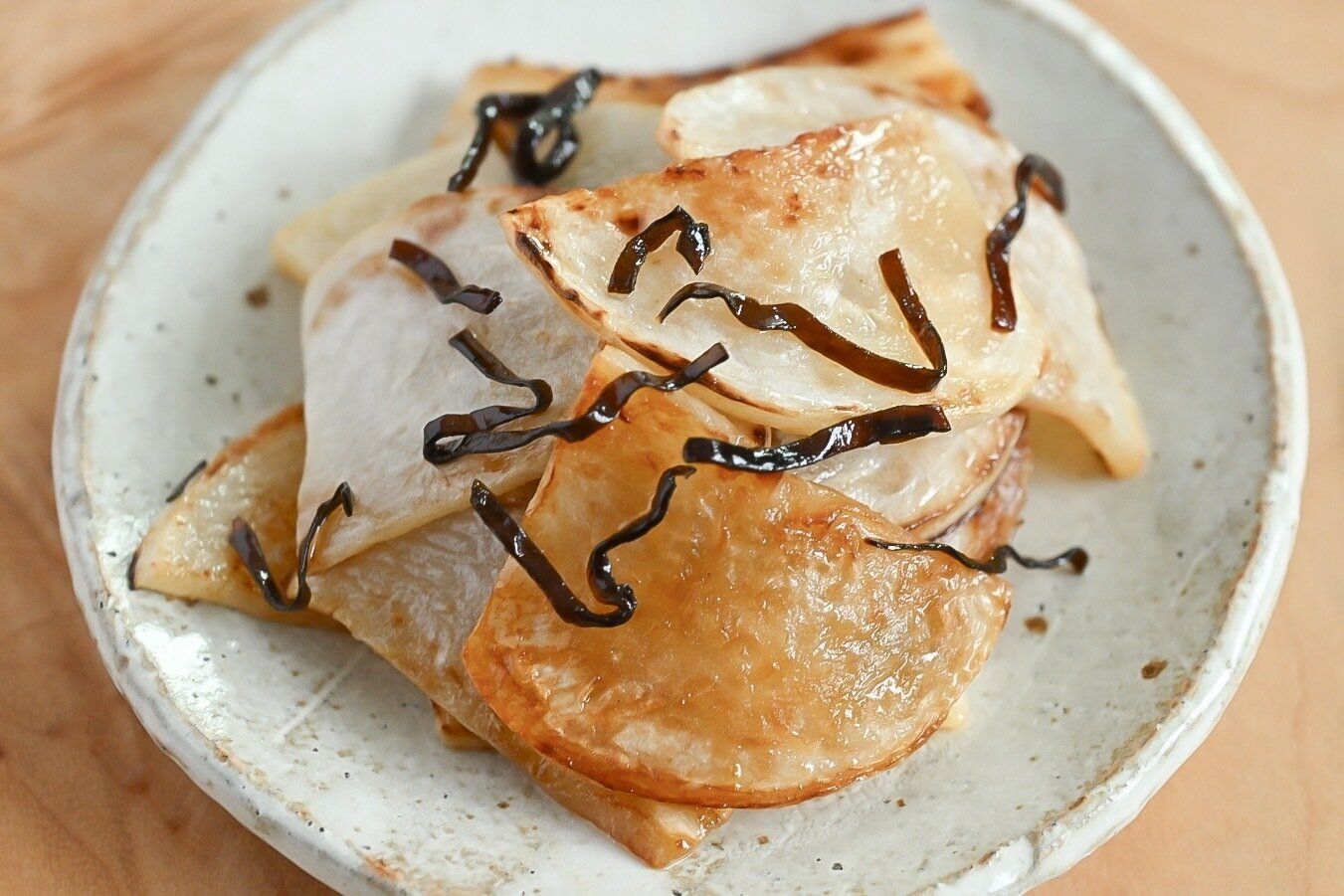 陶器の皿に盛られたかぶの塩こんぶ炒め