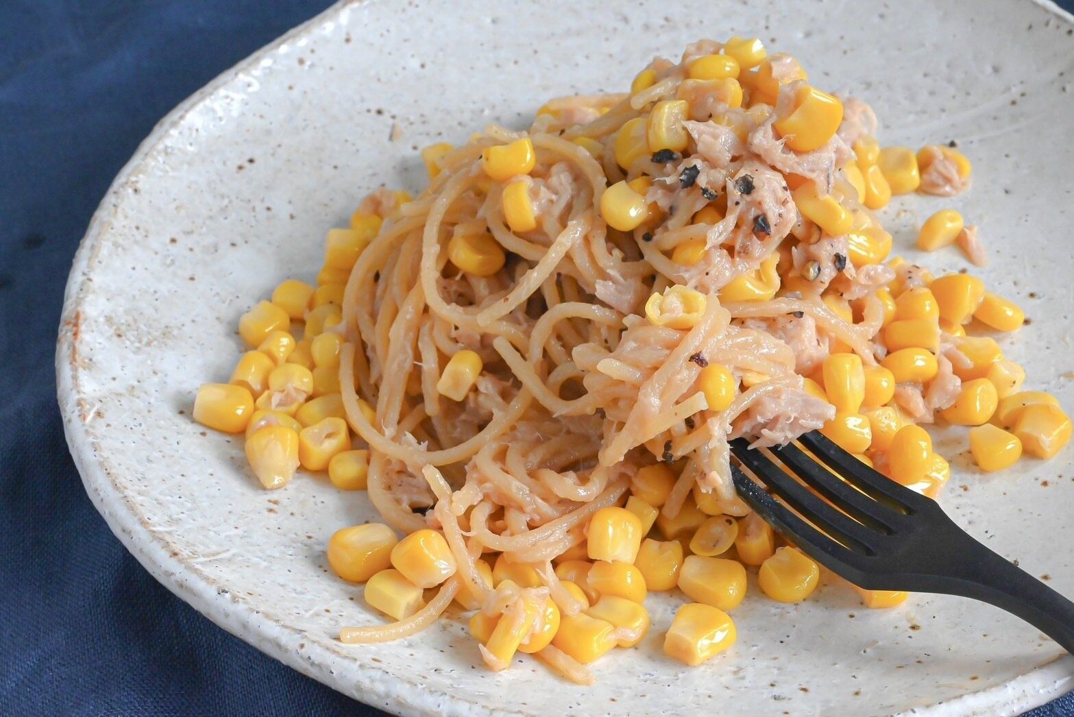 皿に盛られたコーンとツナのパスタ