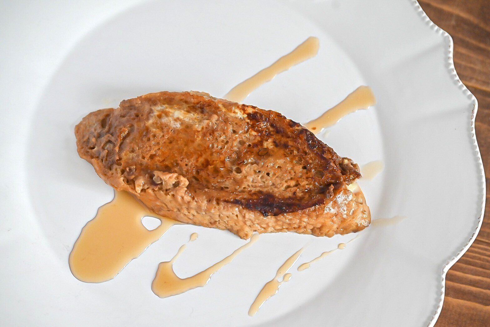 白い皿に盛られたロイヤルミルクティーフレンチトースト