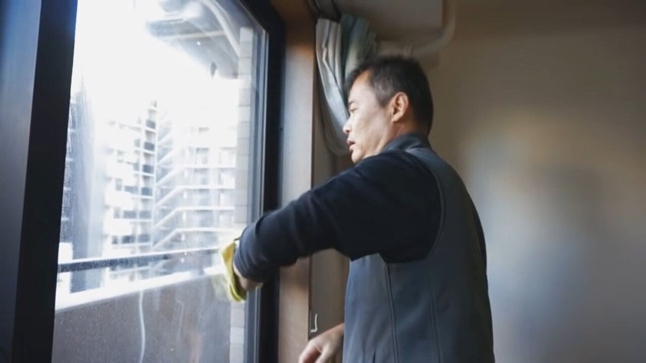 2.エタノールを吹きかけ、乾いた雑巾で拭く