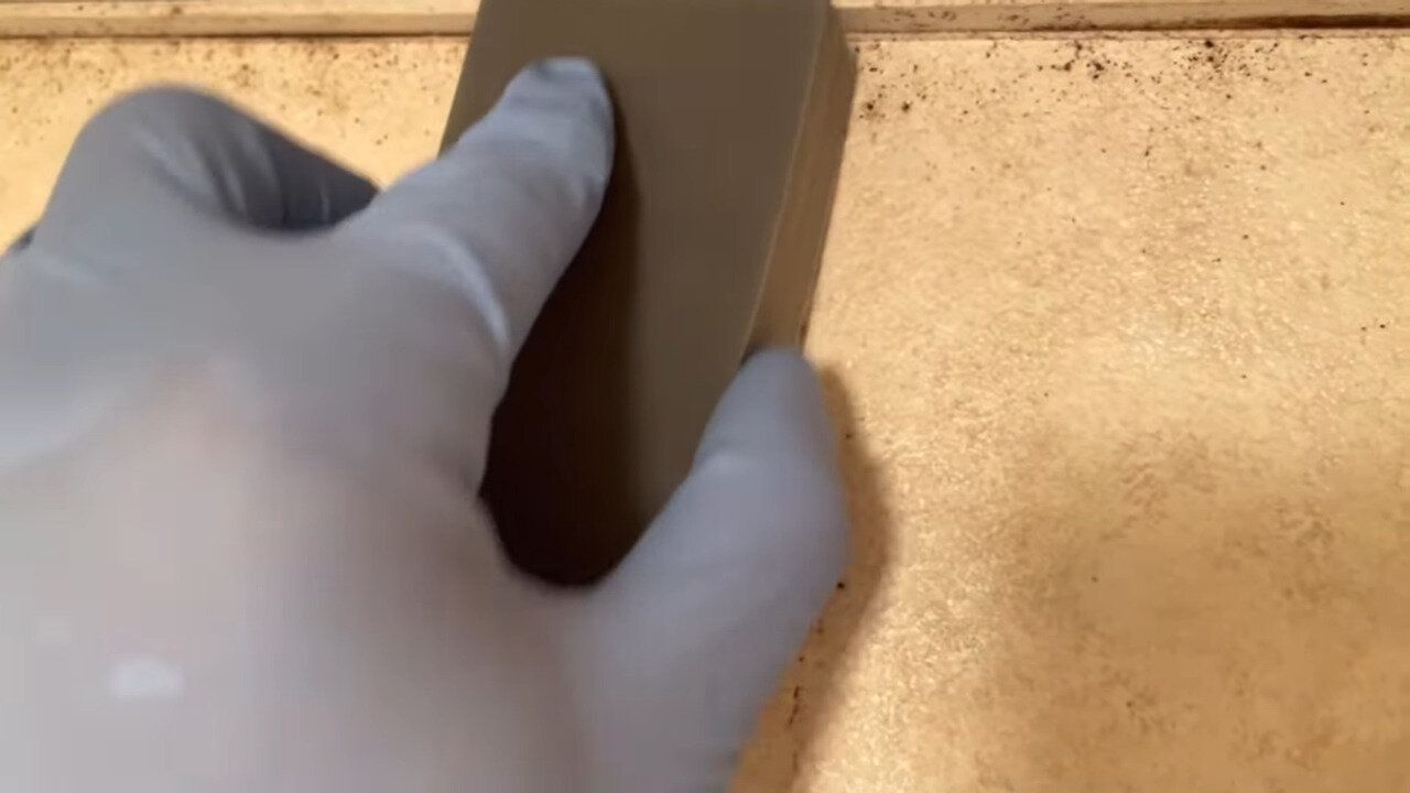 2.エアコンフィルター洗いで汚れをかきだす