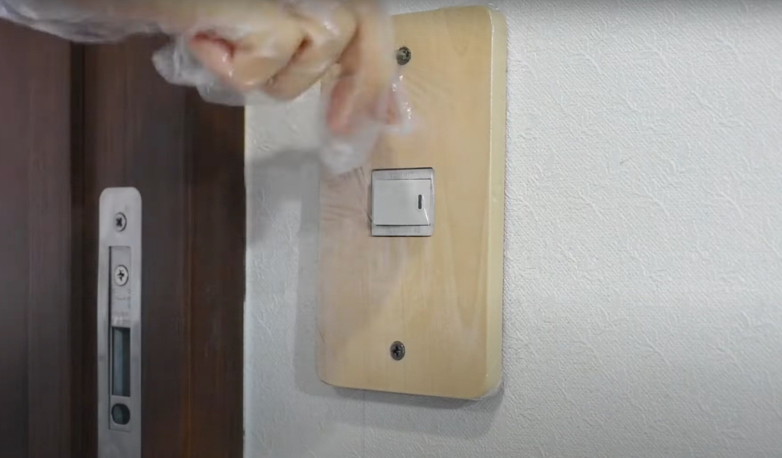 コンセントカバーを外す