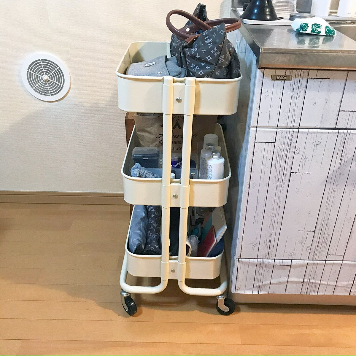 ワゴン最上段を置き場に