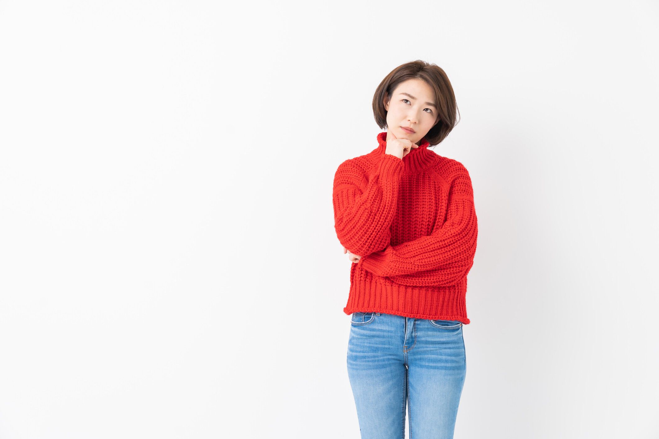 考える魅力的なアジアの女性