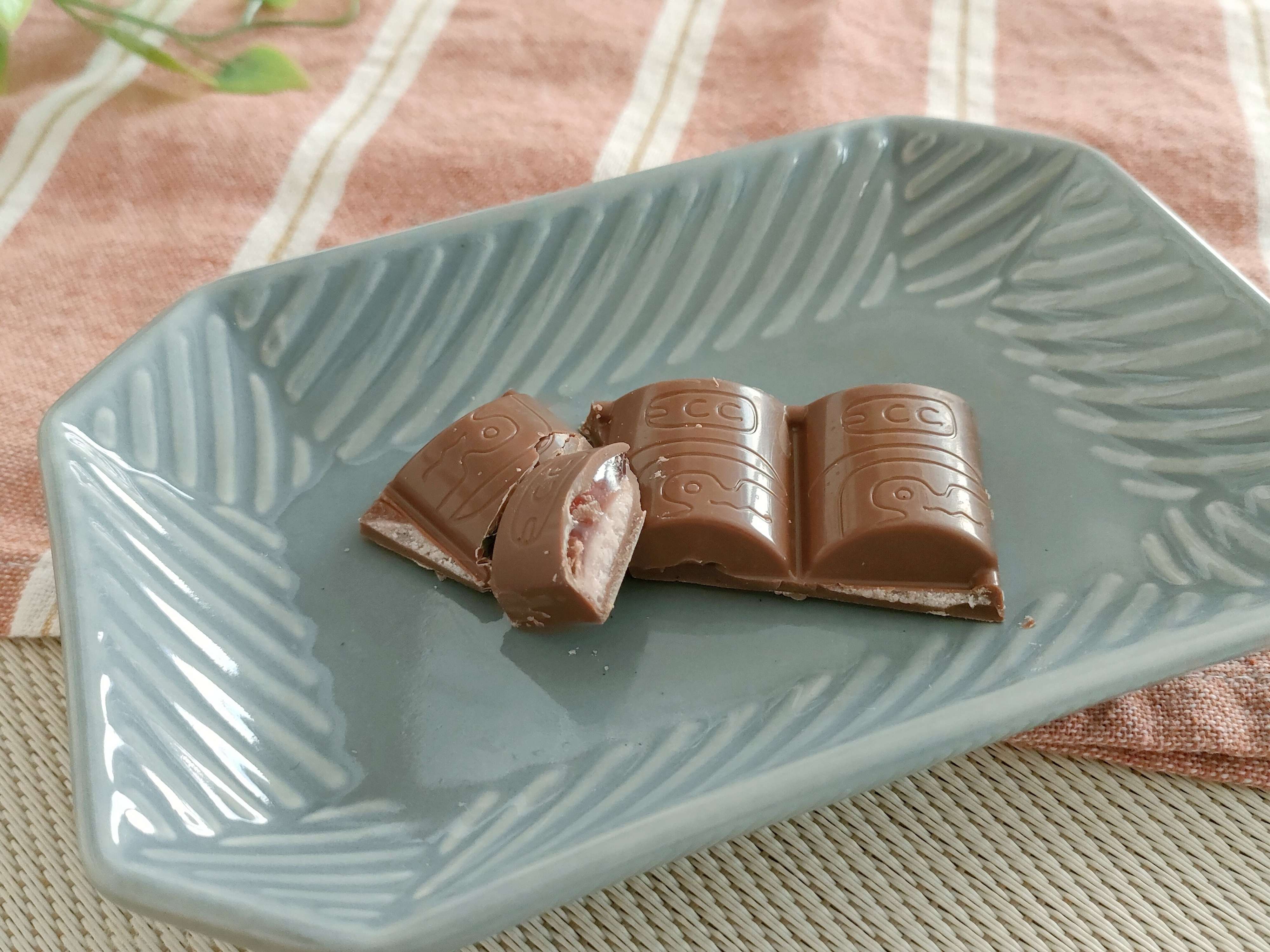 チョコレートの中にはストロベリーソースが入っている