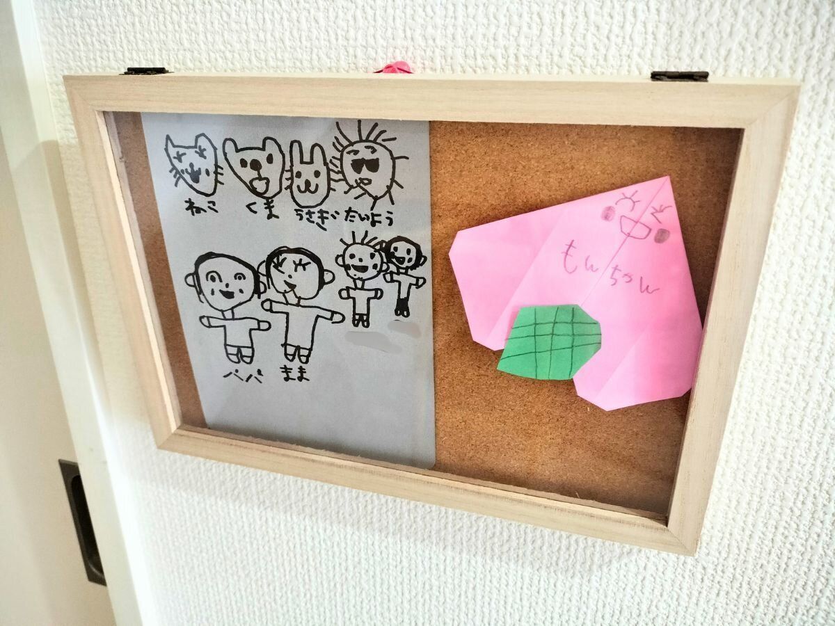 額に入れられた子どもの作品