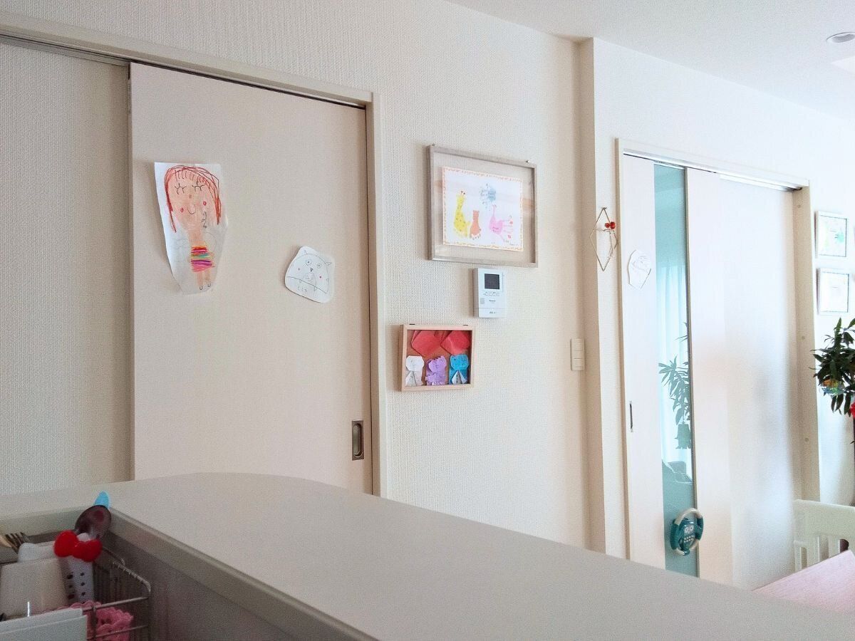 キッチン越しに見える娘の作品
