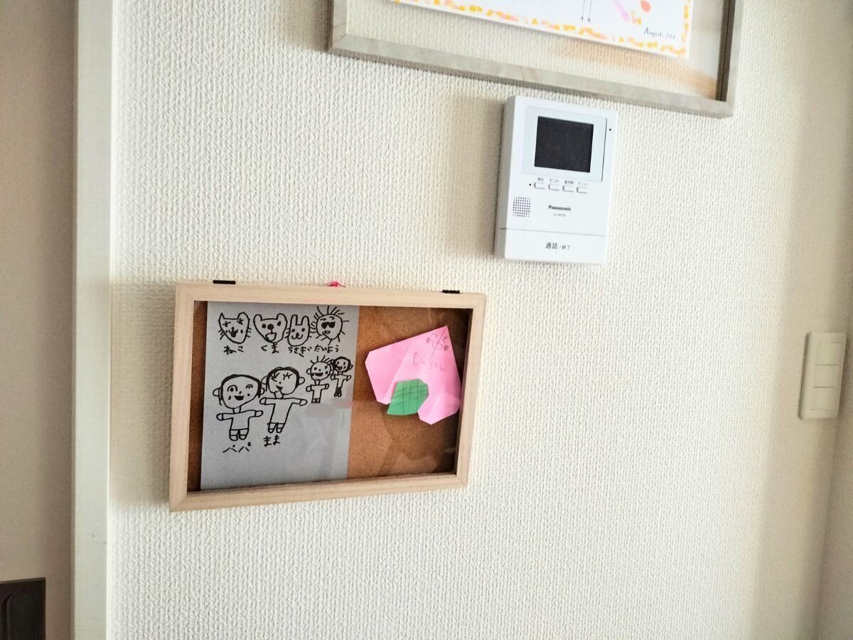 リビングの壁に飾られた絵