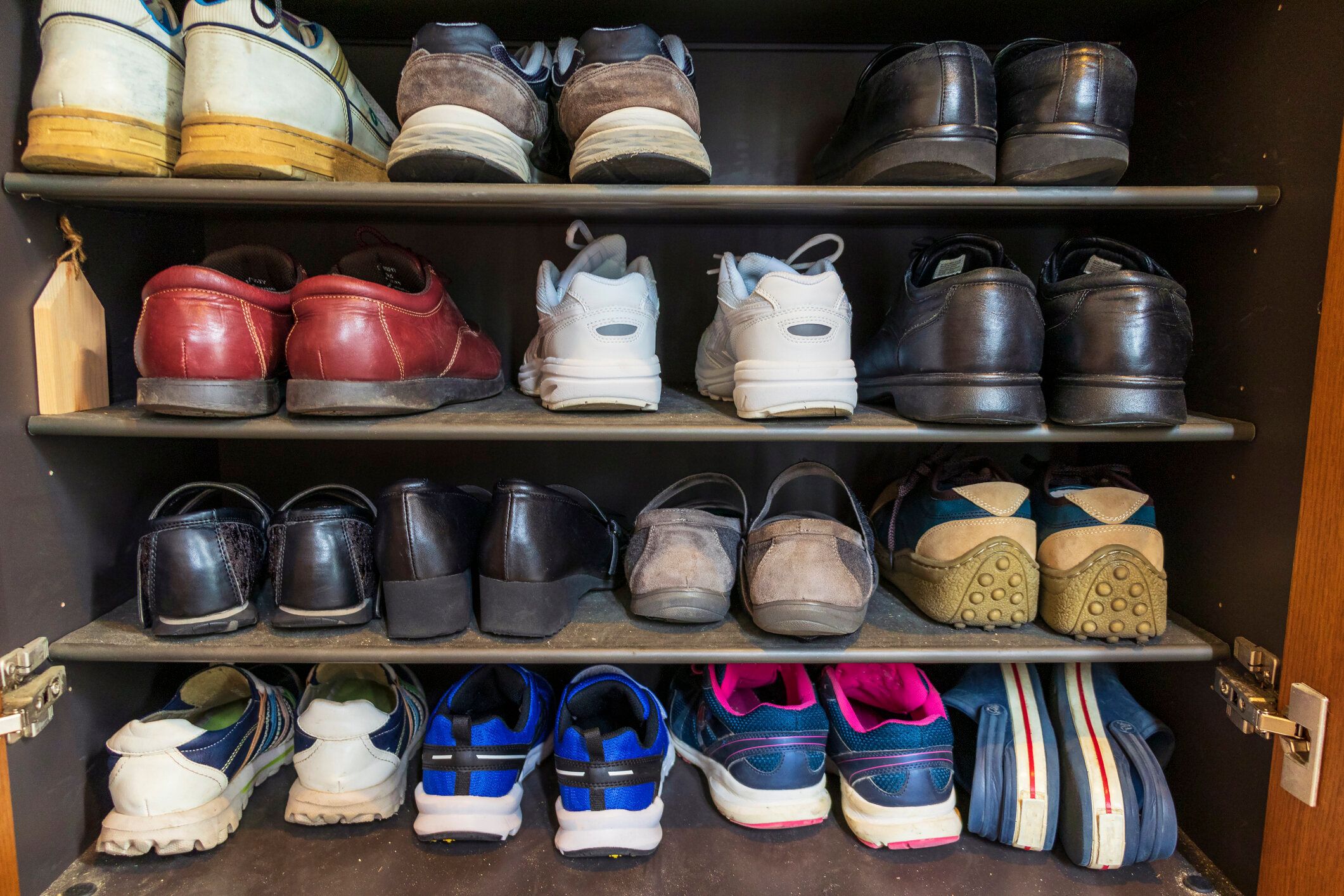 靴箱に入った靴がたくさん入っている