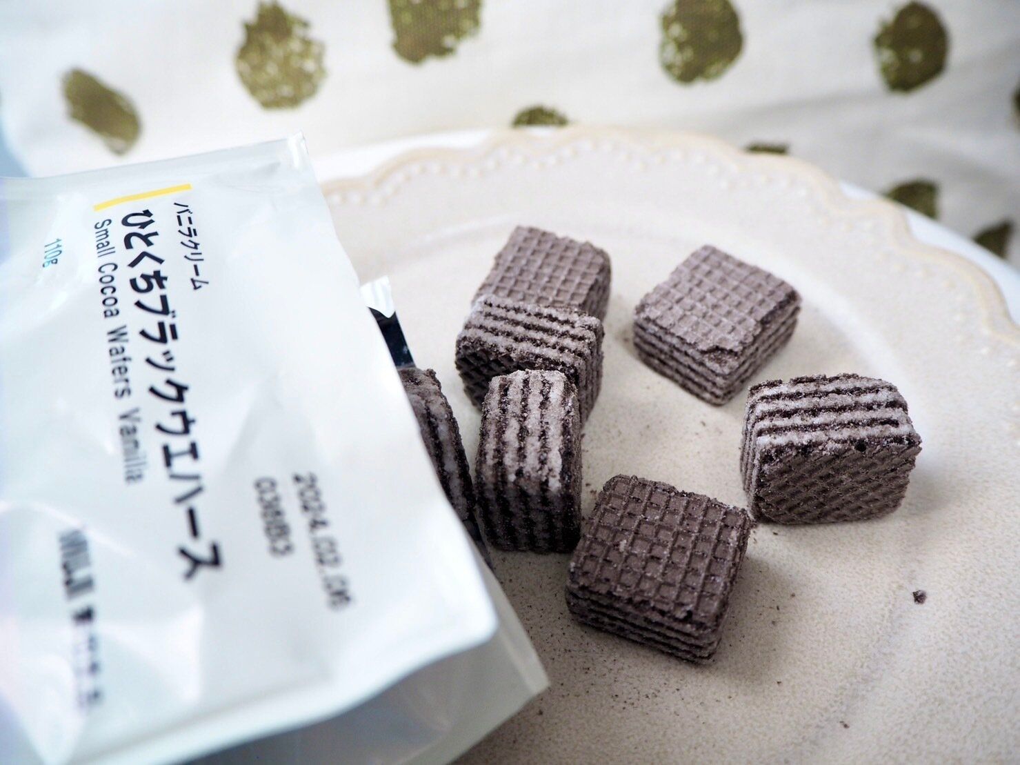 無印良品「ひとくちブラックウエハース　バニラクリーム」開封後写真