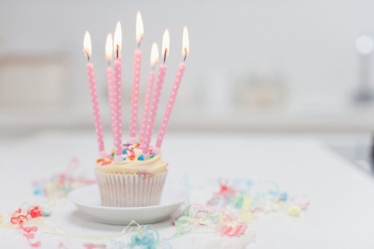 娘の誕生日祝いの準備中にハプニング発生?!「happy birthday」の飾り付けのはずが予想外の展開に