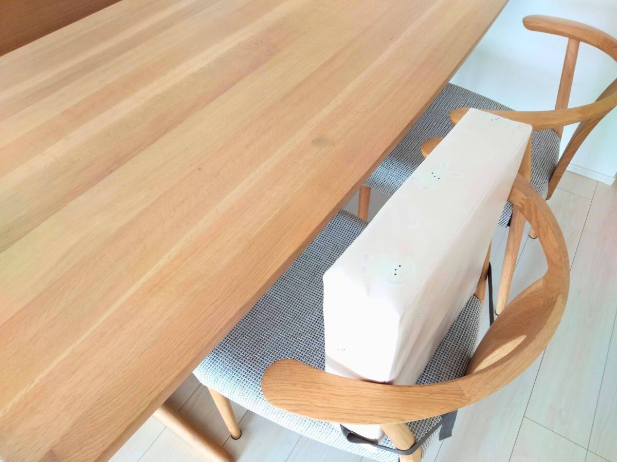 お食事クッションを椅子に立てかけている画像