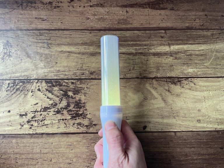 【ダイソー】推し活にピッタリ！「8色に光るライト」が500円以下でビックリ