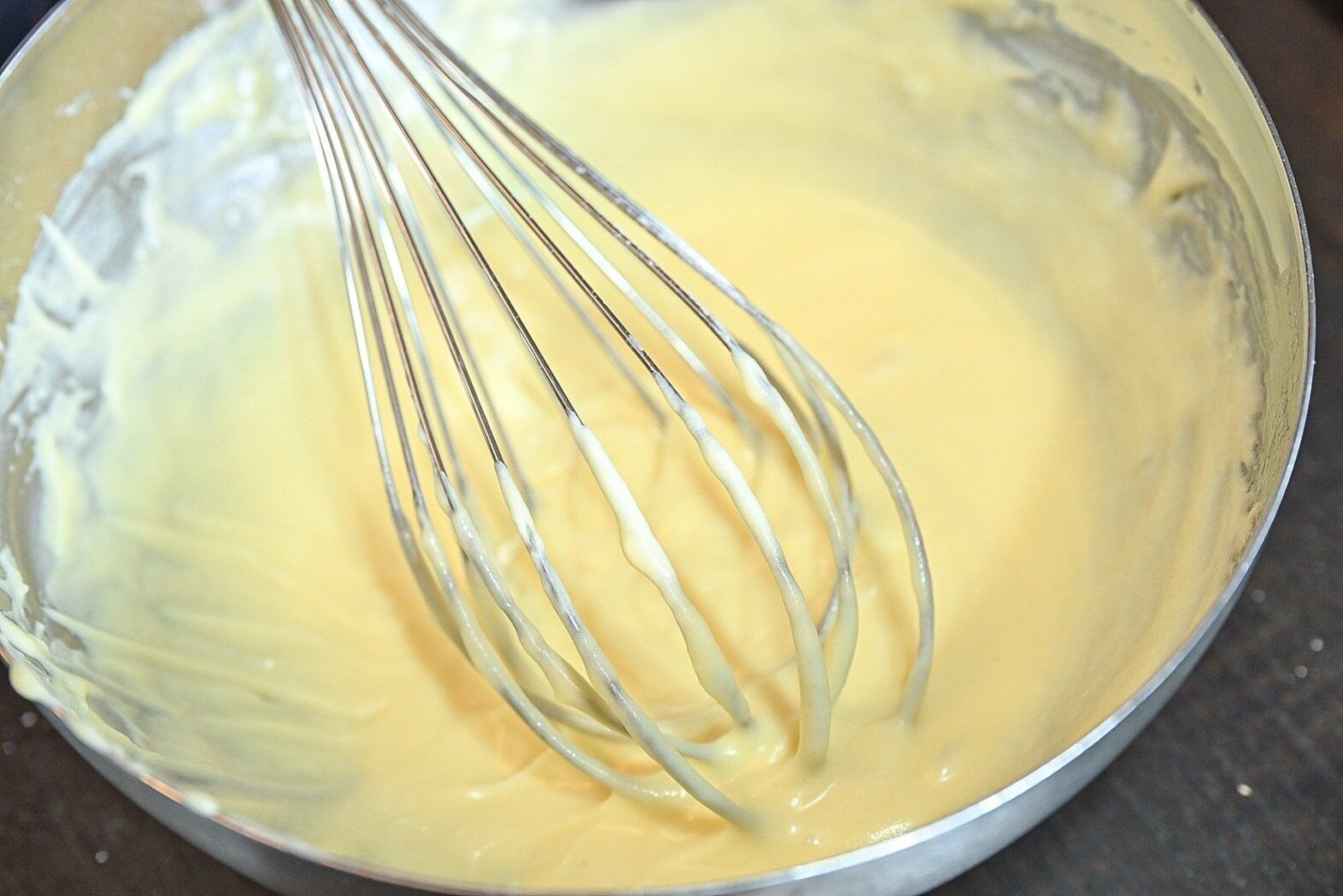 ボウルに入った泡立て器