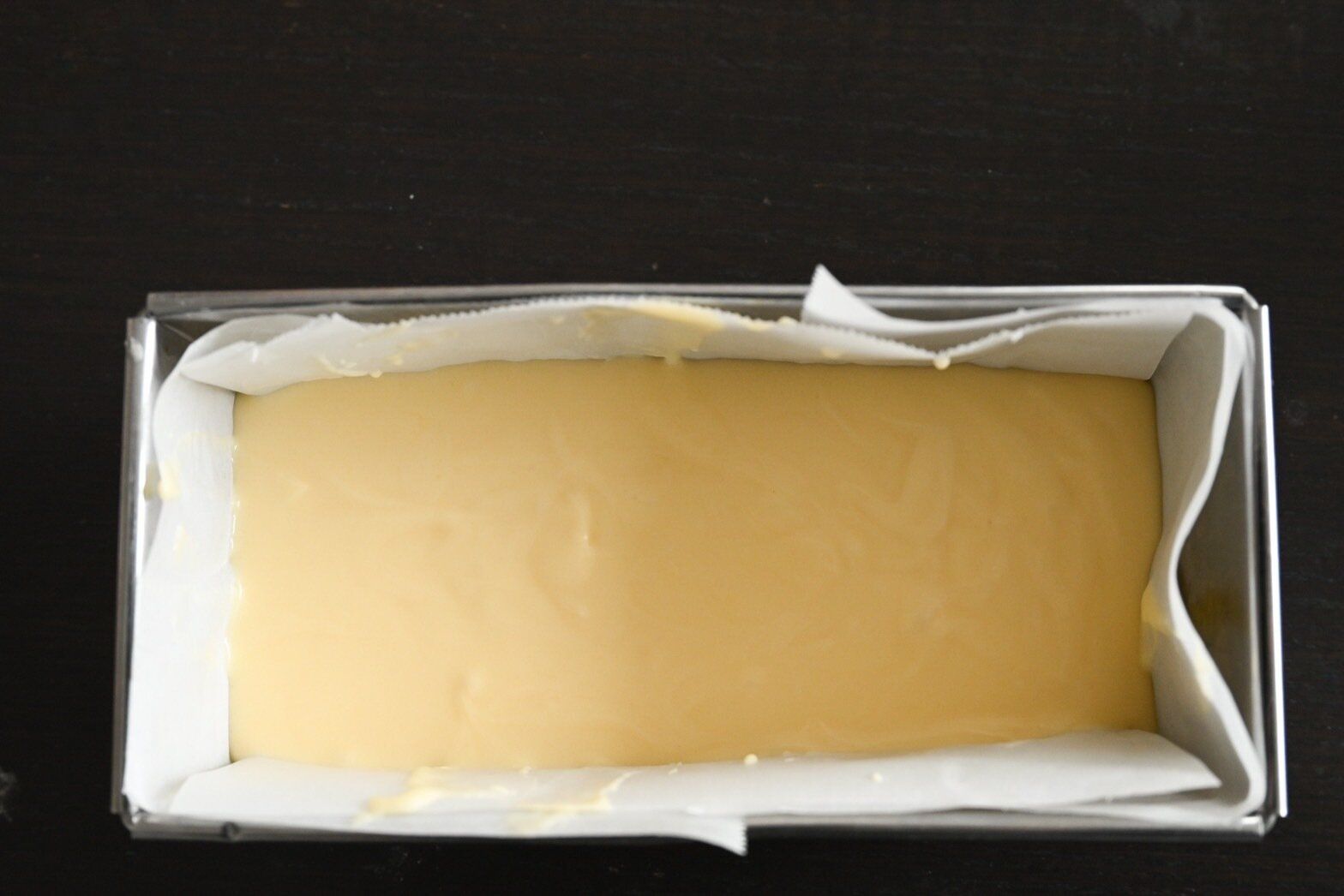 型に入ったベイクドチーズケーキ