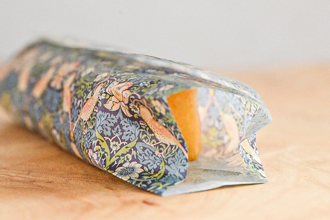 両端を内側に織り込んだワックスペーパー