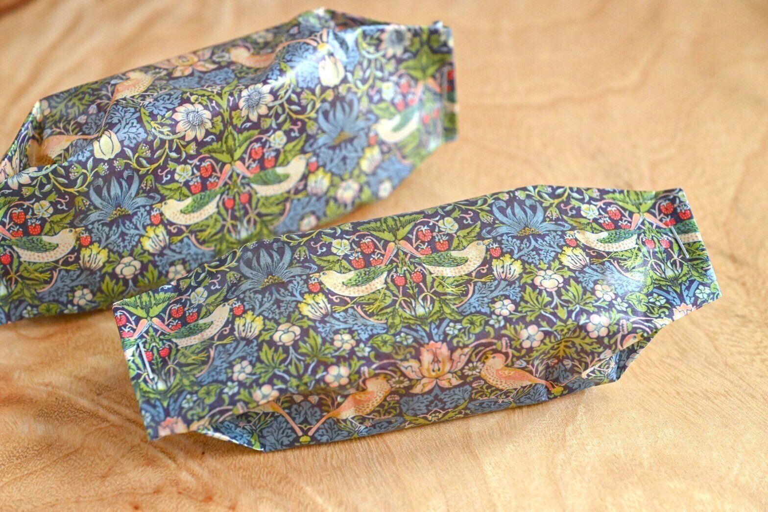 ワックスペーパーで包んだ2つのベイクドチーズケーキ