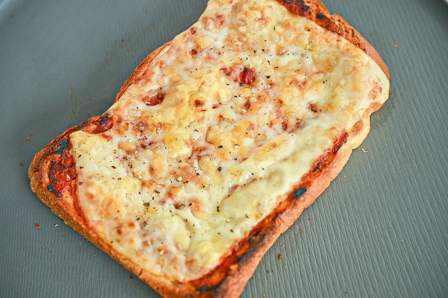 皿に盛られたトマトチーズトースト