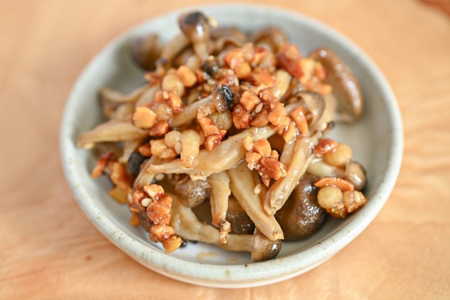 皿に盛られたしめじの和風ナムル