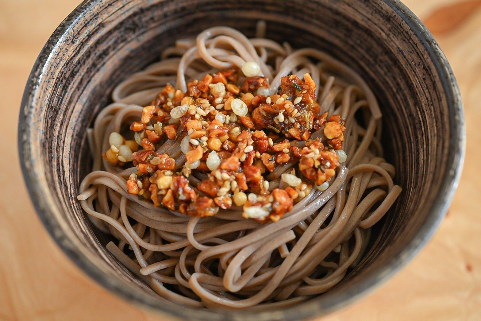 皿に盛られたざくざくたれの和えそば